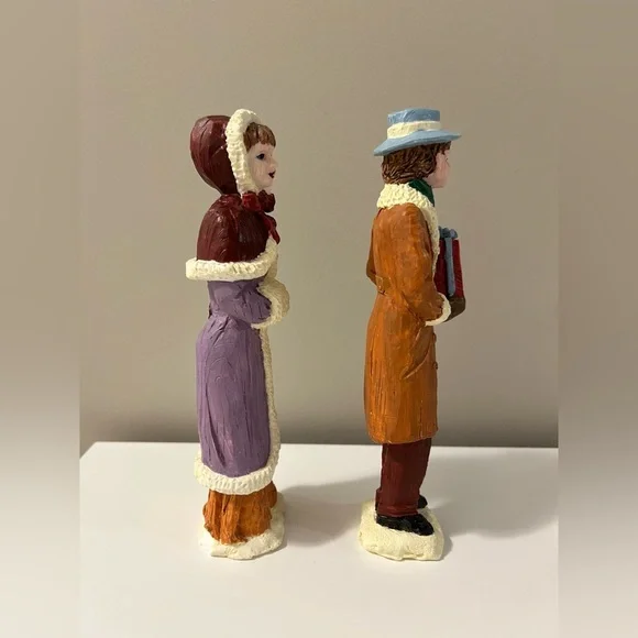 Vintage Caroler Figurines Set Christmas holiday festive - Picture 5 of 10